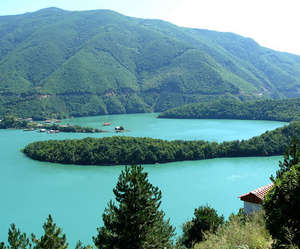 Горы и голубое озеро