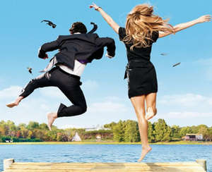 Мужчина и женщина прыгают в реку