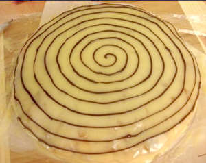 Спиральный рисунок на торте