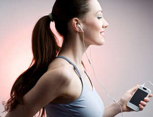 Девушка слушает музыку во время бега