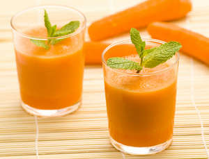 Два стакана морковного сока