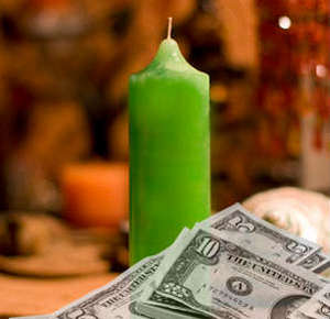 Зеленая свеча и доллары