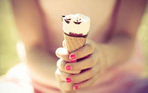 Девушка держит мороженое