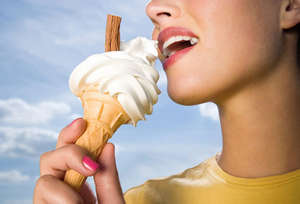 Девушка ест ваниальное мороженое