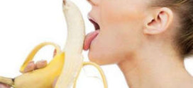 Девушка лижет банан