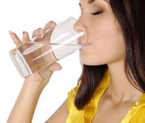Девушка пьет воду