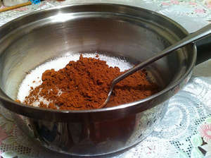 Какао с молоком в миске