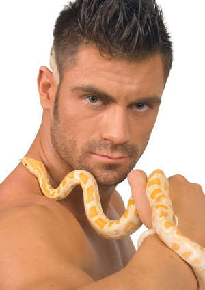 Мужчина со змеей