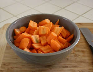 Нарезанная морковь в тарелке