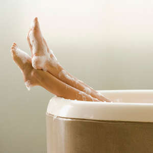 Ноги девушки в ванне