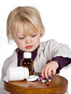 Ребенок берет таблетку