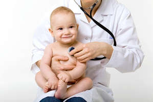 Ребенок на коленях у врача