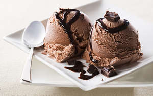 Шоколадное мороженое в тарелке