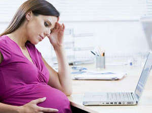 Беременная женщина за ноутбуком