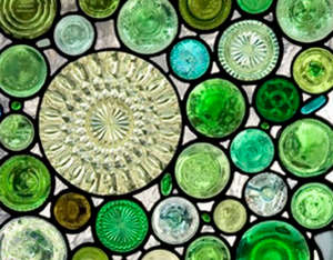 Мозаика из стеклянных бутылок
