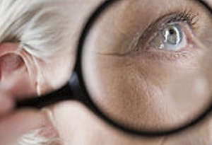 Пожилая женщина в очках
