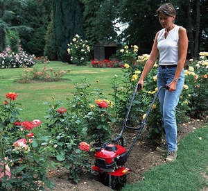 Женщина работает в саду