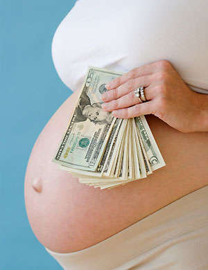 Беременная с деньгами в руках