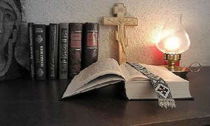 Библия и крест на столе