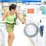Девушка выбирает стиральную машину