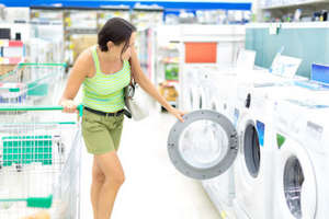 Девушка выбирает стиральную машину