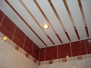 Реечный потолок в ванне