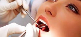 Стоматолог смотрит зубы