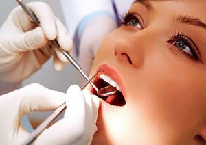 Стоматолог смотрит зубы