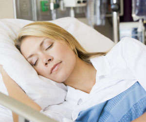 Женщина отдыхает после операции