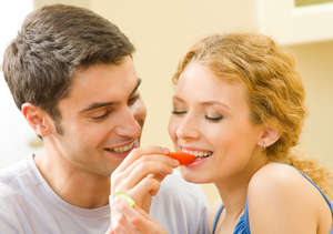 Женщина и мужчина кормят друг друга