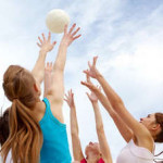 Девушки играют в волейбол