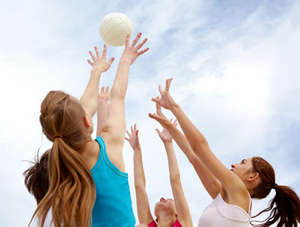 Девушки играют в волейбол