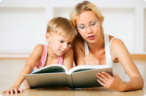 Мама читает книгу с сыном