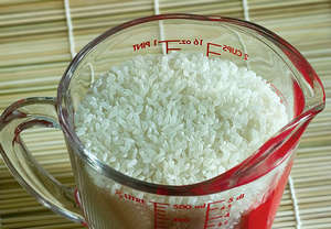 Рис в мерном стакане