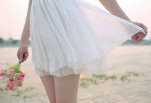 Белое легкое платье на девушке