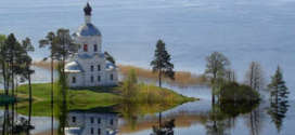 Церковь посреди озера Селигера