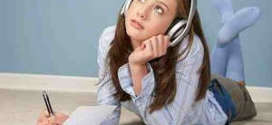 Девочка слушает музыку