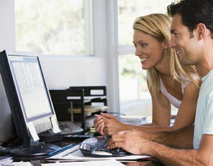 Мужчина и женщина смотрят в компьютер