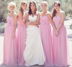 Подружки невесты в розовых платьях