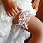Подвязка на ноге невесты