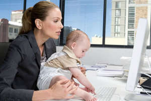 Женщина на работе с маленьким ребенком