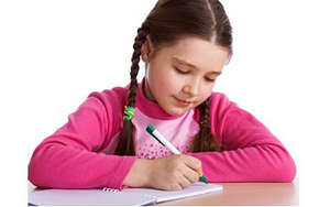 Девочка пишет в тетрадь