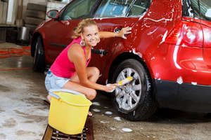 Девушка моет машину