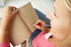 Девушка пишет в дневник