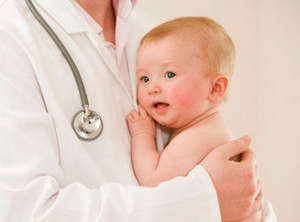Малыш на руках у врача