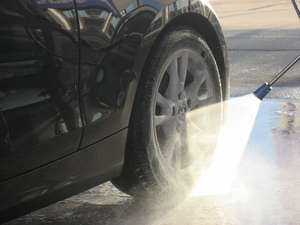 Мытье автомобильного колеса
