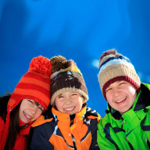 Три ребенка в зимней одежде