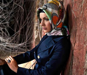 Женщина с платком на голове