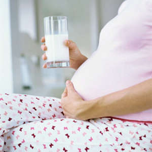 Беременная пьет молоко