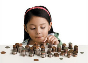 Девочка смотрит на монетки